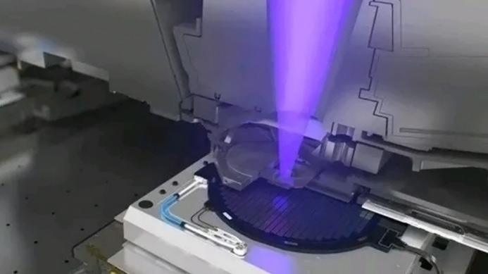 光刻技术解析：半导体制造的核心（光刻技术在芯片制造中的应用）
